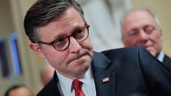 Pacote de Trump avança na Câmara após divisões entre republicanos O presidente da Câmara, Mike Johnson, R-La., conversa com a mídia após a reunião da Conferência Republicana da Câmara sobre um plano para financiar o governo e evitar uma paralisação no Capitólio dos EUA na sexta-feira, 20 de dezembro de 2024. (Foto: Tom Williams | CQ-Roll Call, Inc. | Getty Images)