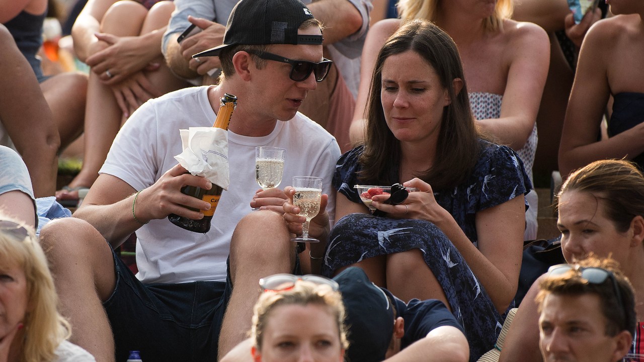 Silêncio! - Torcida em Wimbledon toma champanhe na arquibancada mas precisa respeitar o silêncio do jogo (Foto: David Ramos/Getty Images)