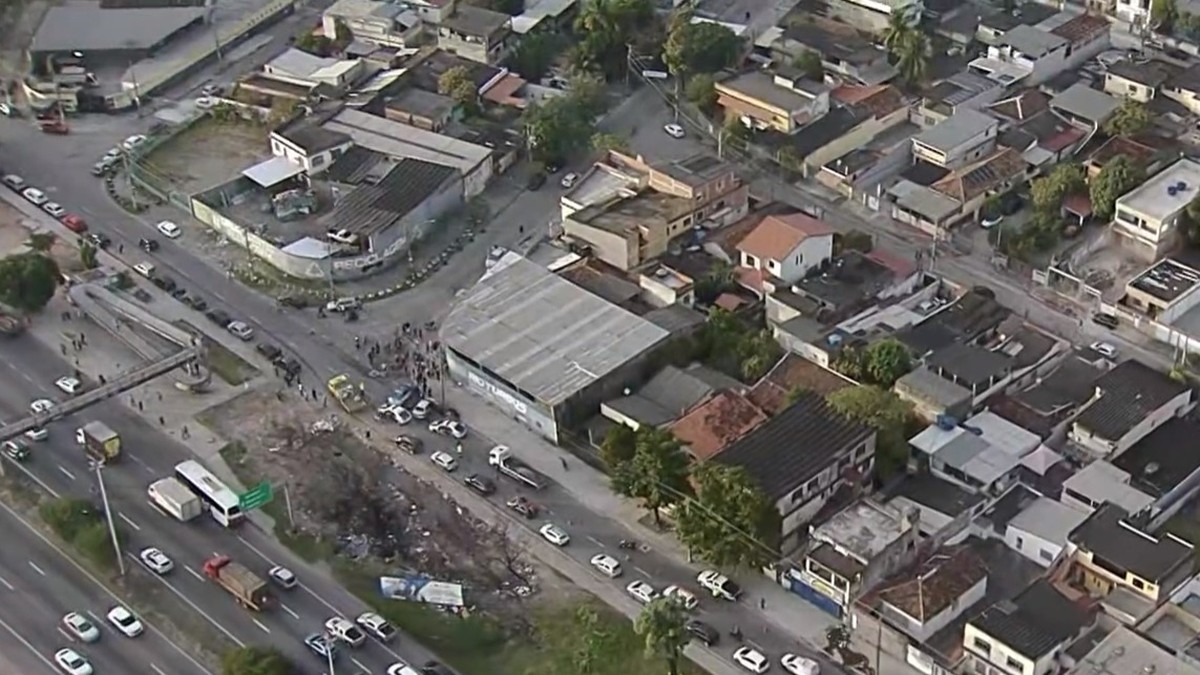 O trecho da Avenida Brasil onde ocorreu o ataque a tiros (Foto: TV Globo/Reprodução)