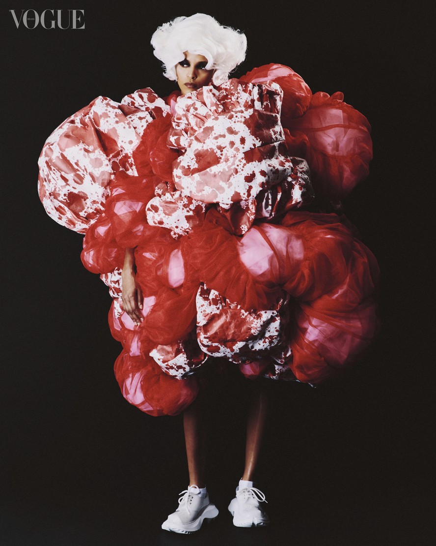 Laiza de Moura usa vestido bufante de náilon e poliéster, do desfile de verão 2025 da COMME DES GARÇONS (Foto: Vogue Brasil/ Marcus Sabah)