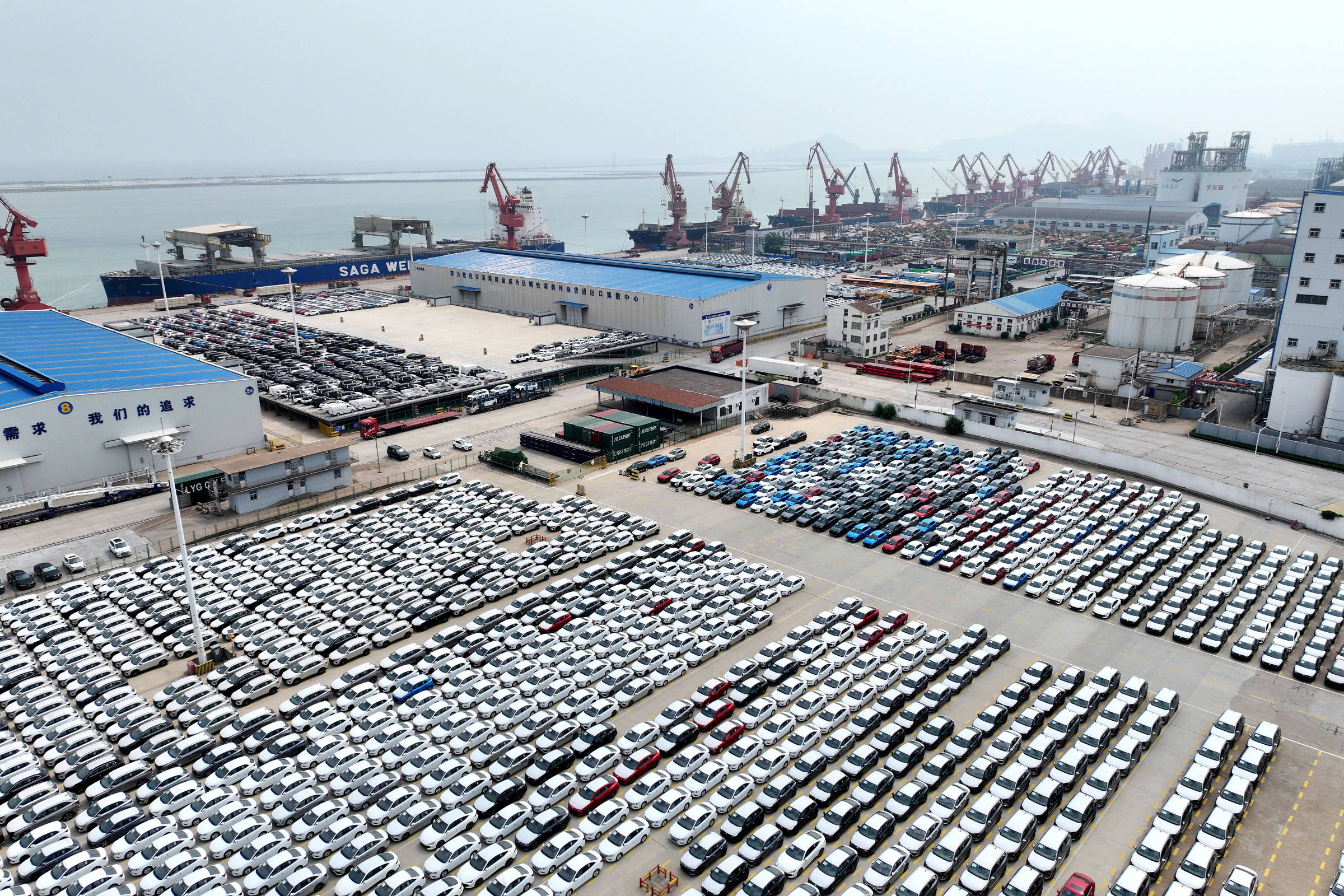 China se torna responsável por 26% das importações brasileiras, batendo recorde histórico Veículos enfileirados em porto da cidade de Lianyungang, na China (Foto: Wang Chun/Xinhua)