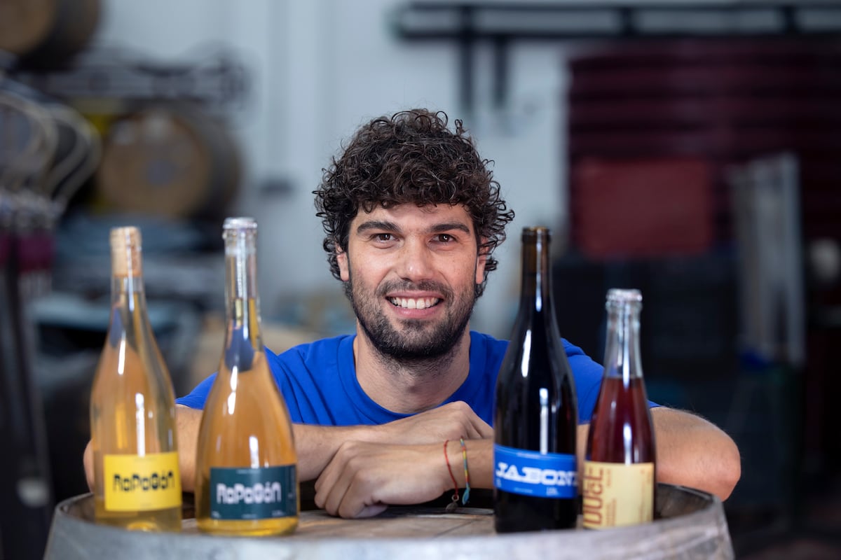 Vinhos naturais enfrentam riscos elevados e atraem poucos produtores no mercado Samuel Párraga com alguns de seus vinhos, nas instalações que tem na localidade de Coín. (Foto: García-Santos - El País)