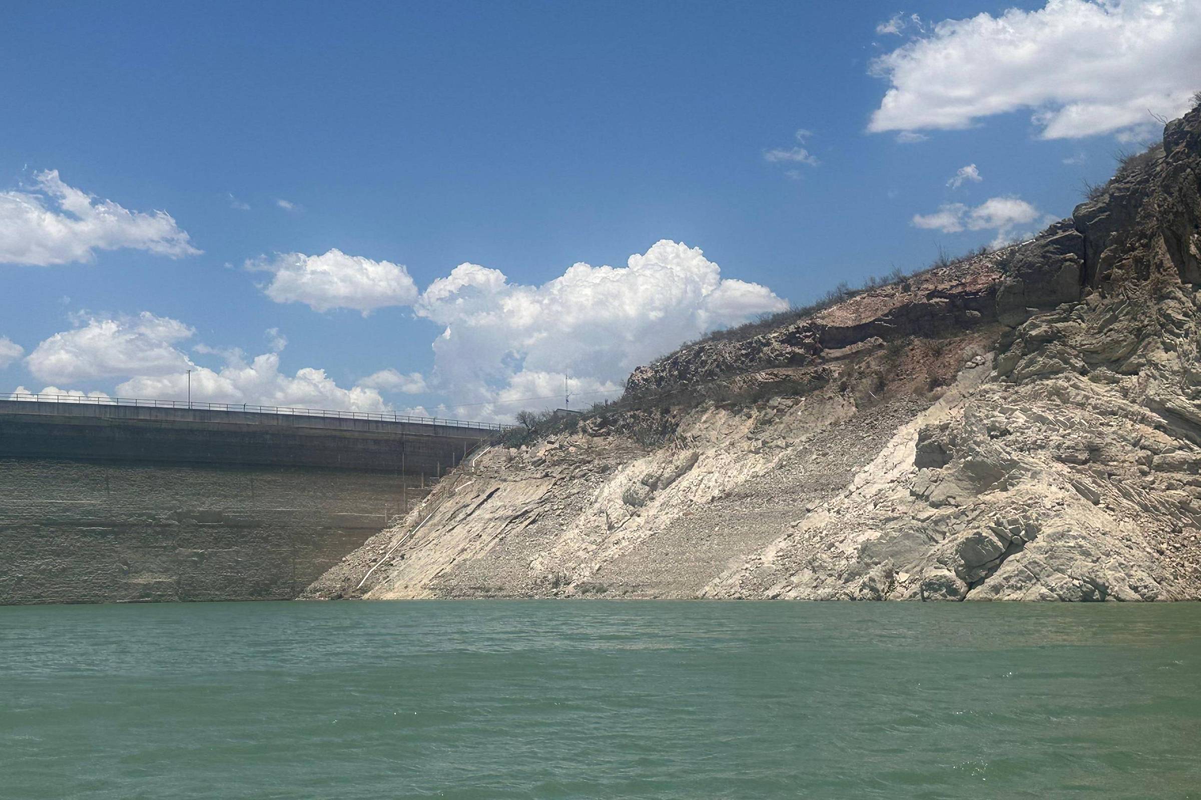 Seca severa intensifica disputa por recursos hídricos entre EUA e México Lago Toronto em nível baixo (Foto: BBC)