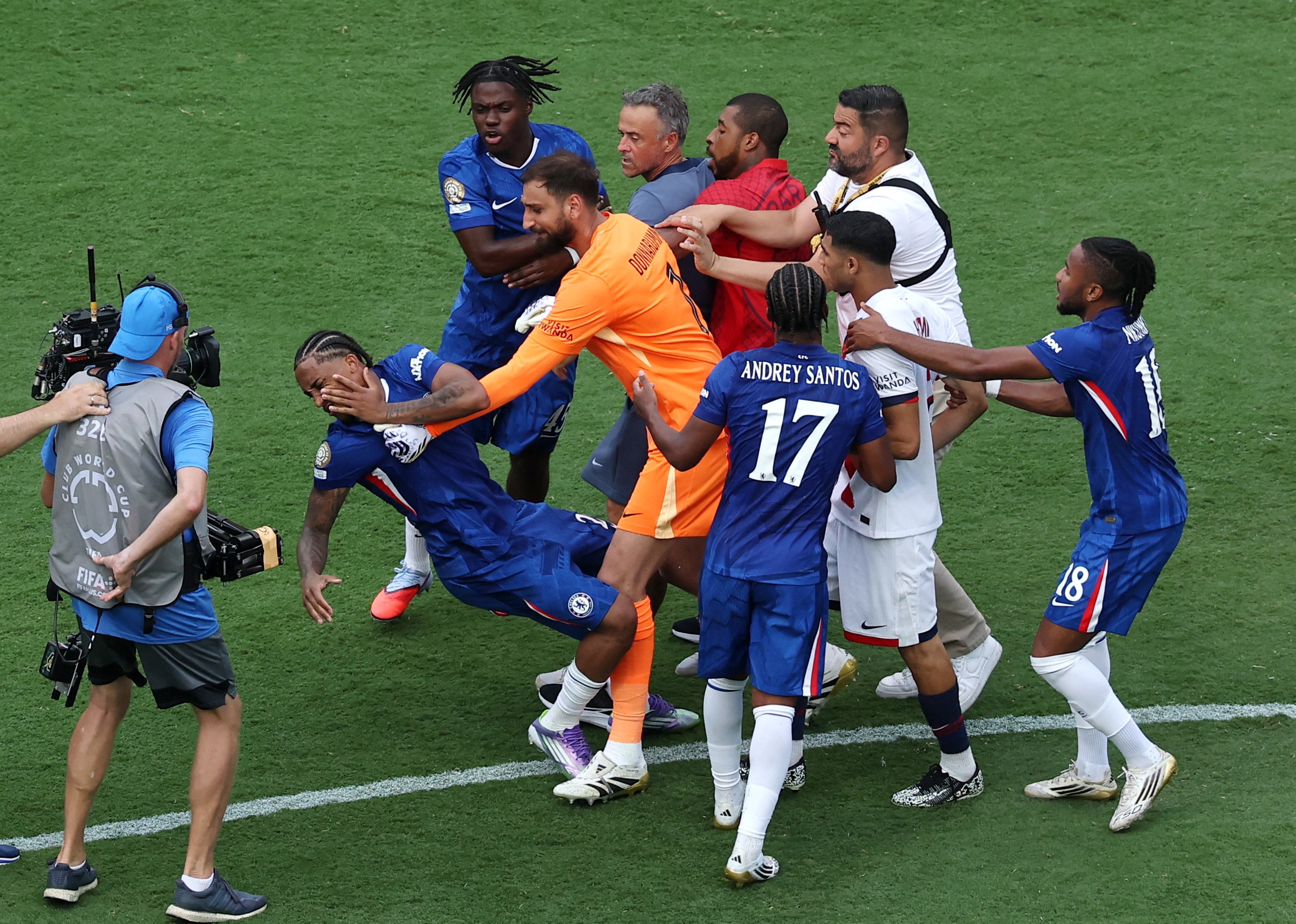 Luis Enrique e João Pedro se enfrentam em briga após a final do Mundial Foto: Reprodução
