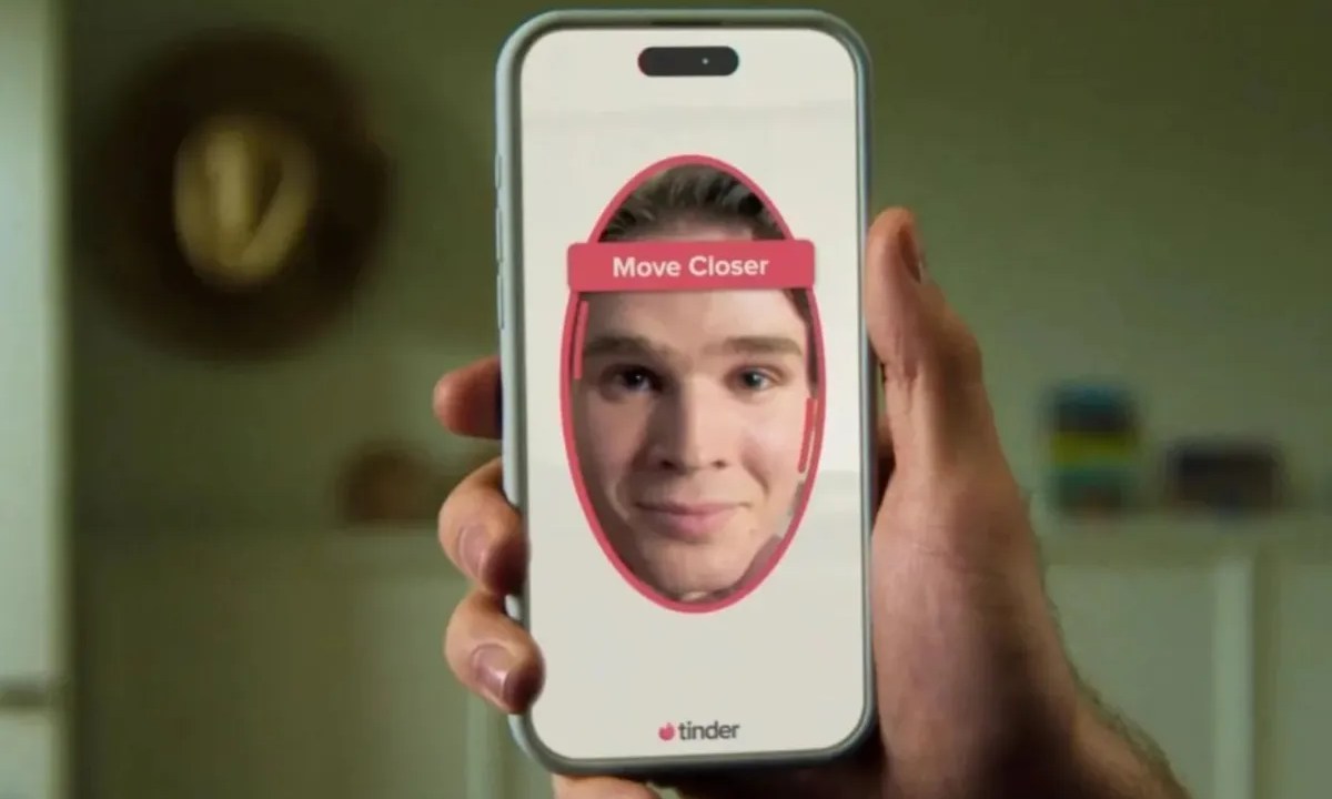 Tinder implementa reconhecimento facial para validação de perfis de usuários Selfie com o próprio app para evitar golpistas (Foto: Tinder/Divulgação)