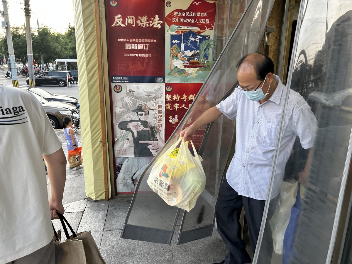 China denuncia tentativa da CIA de recrutar cidadãos por meio das redes sociais Cartazes em Pequim alertam para risco de espionagem estrangeira (Foto: Marcelo Ninio)