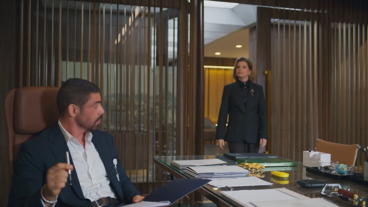 Odete Roitman se deixa levar por golpista após encontro com César Odete Roitman (Débora Bloch) se apaixona por César (Cauã Reymond), em 'Vale tudo', após encontro (Foto: Reprodução/Globoplay)