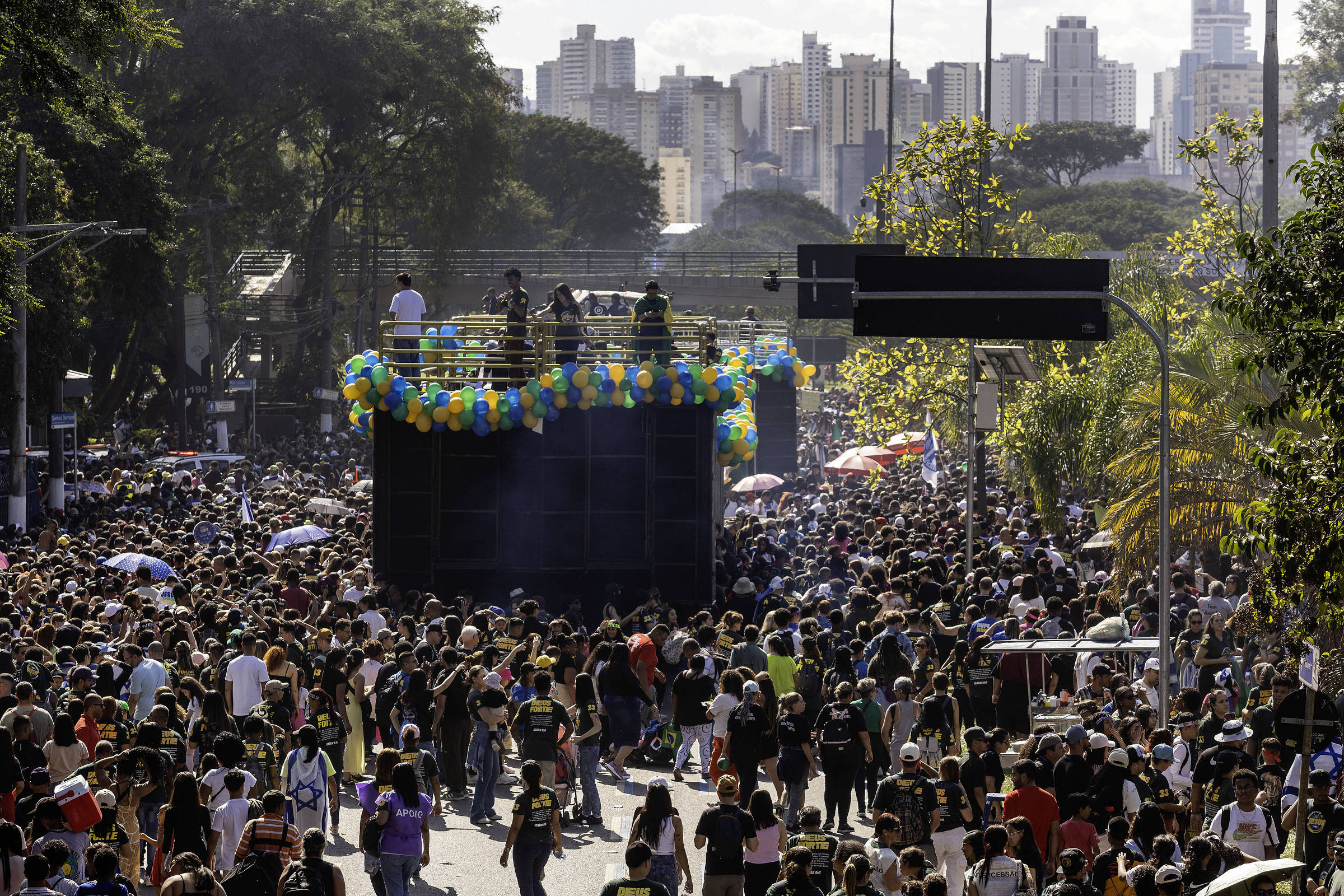 Público acompanha a Marcha para Jesus na avenida Santos Dumont, em São Paulo; pesquisa conclui que crianças e adolescentes religiosos se sentem mais felizes do que os não religiosos (Foto: Eduardo Knapp - 19.jul.25/Folhapress)