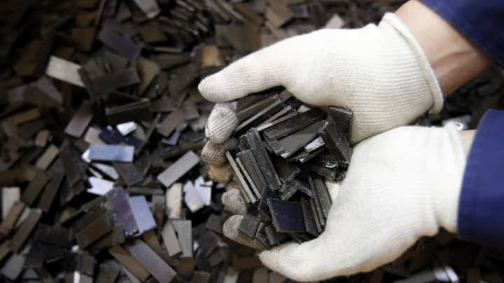 Empresas dos EUA buscam garantir ímãs de terras raras com aumento de 660% nas importações da China Imãs de terras raras em um laboratório da Hitachi no Japão. (Foto: Kiyoshi Ota/Bloomberg via Getty Images)