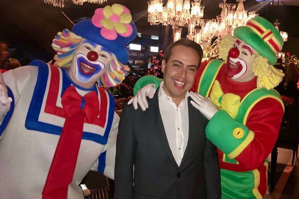 Afiliadas pedem ao SBT o fim do programa Patati Patatá devido à baixa audiência Rinaldi Faria com os palhaços Patati Patatá: SBT é pressionado para tirar programa do ar (Foto: @rinaldifaria no Instagram)