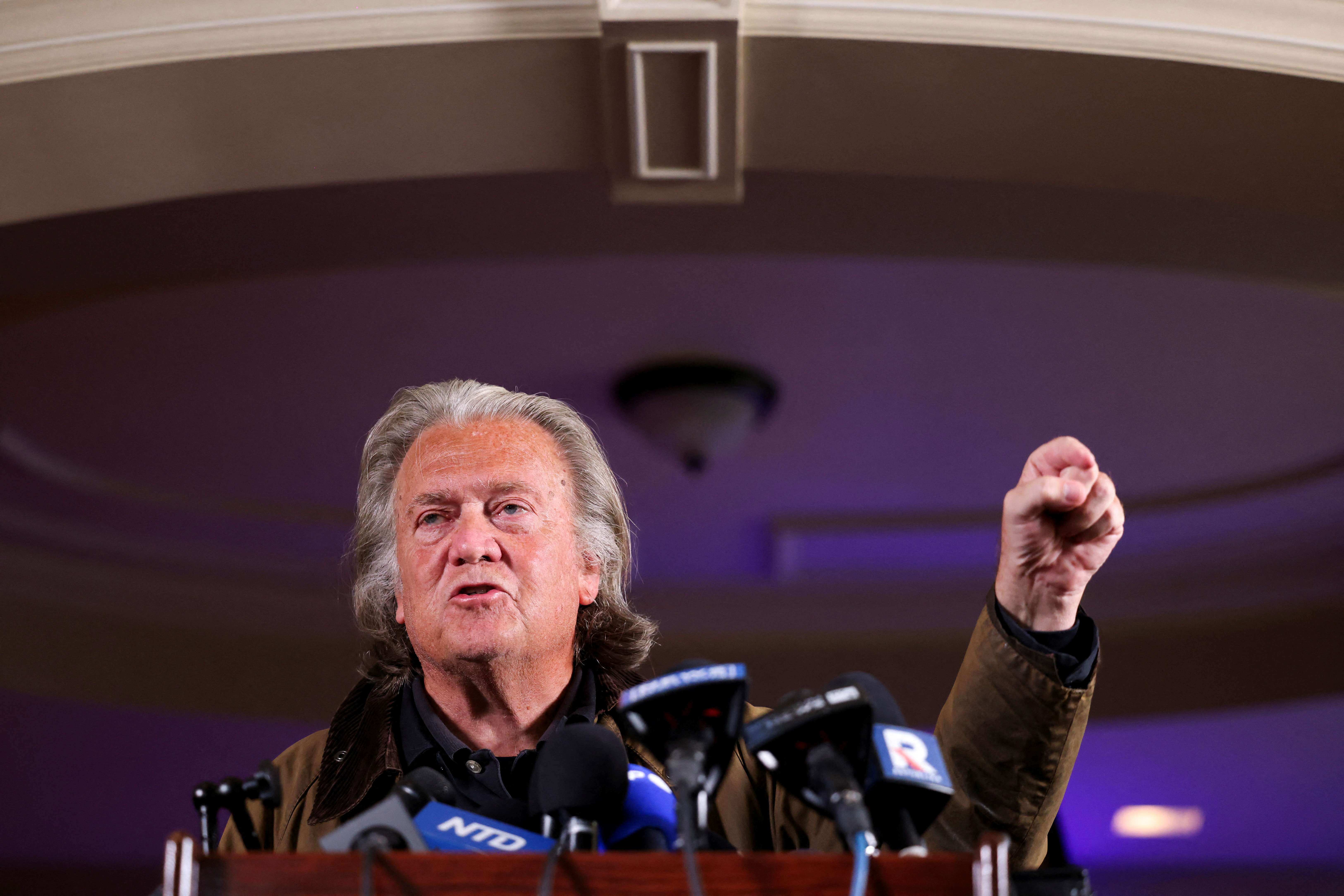Steve Bannon chama Alexandre de Moraes de 'vilão do Batman' em declaração polêmica Steve Bannon, ex-assessor do ex-presidente Donald Trump, fala durante coletiva em Nova York após sair da prisão 29/10/2024 (Foto: Andrew Kelly/Reuters)