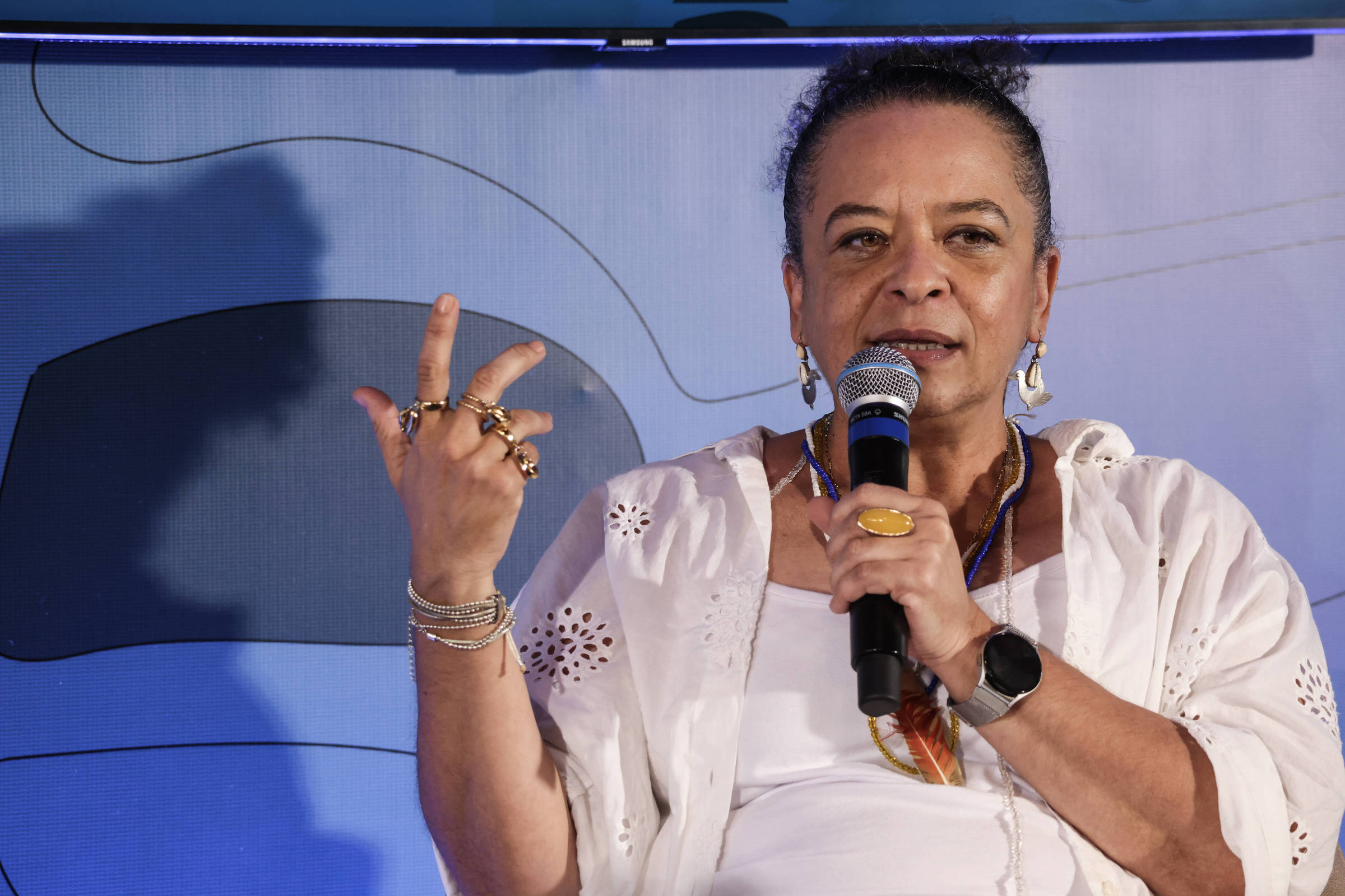 Ana Maria Gonçalves em mesa da Casa Folha (Foto: Mathilde Missioneiro/Folhapress)