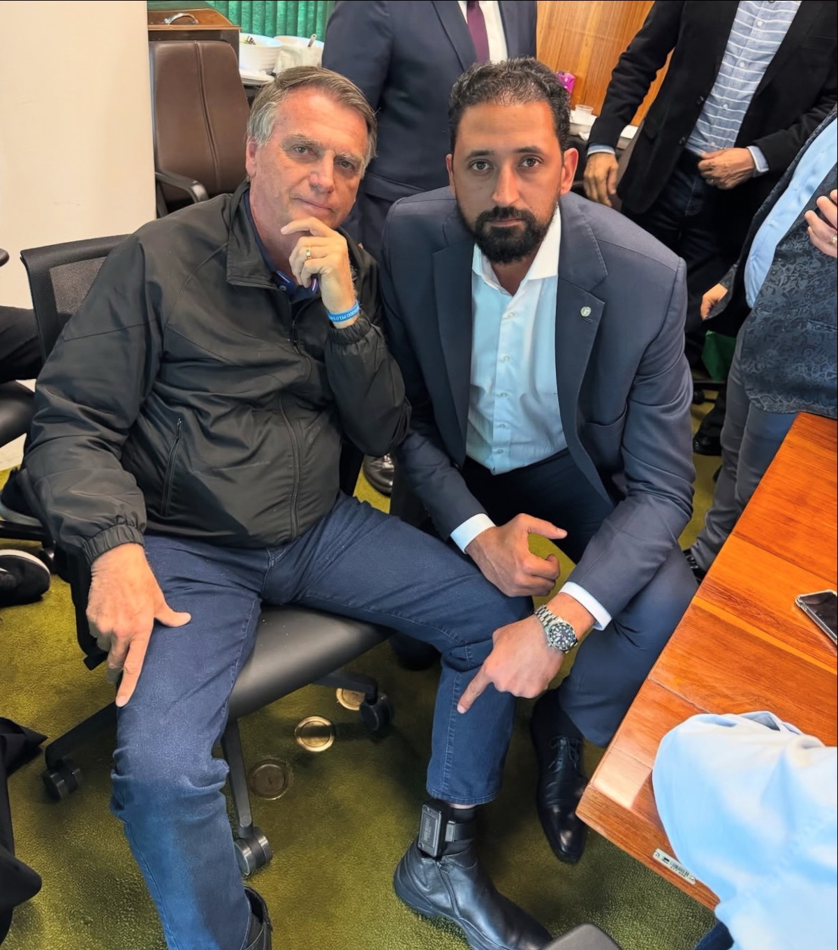 Bolsonaro exibe tornozeleira eletrônica e critica situação no Congresso Bolsonaro exibe tornozeleira pela primeira vez (Foto: Reprodução)