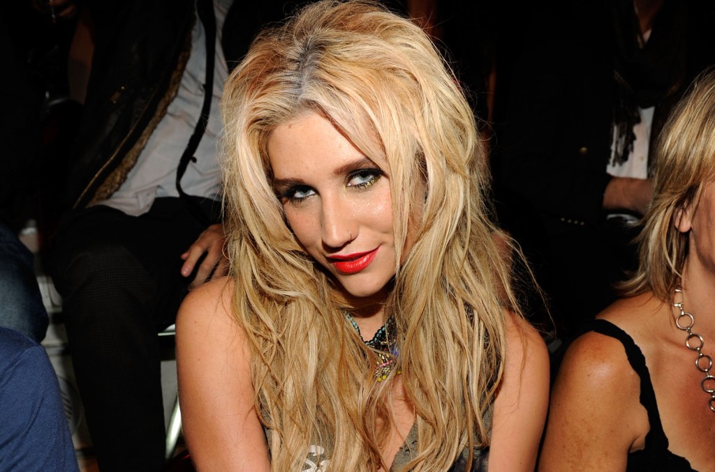 Kesha brilha como ícone pop em um ano histórico para a música em 2010 Episódio do podcast Greatest Pop Stars sobre o incrível ano de 2010 da Kesha, uma fase impressionante durante um dos melhores anos da música pop. (Foto: Reprodução)