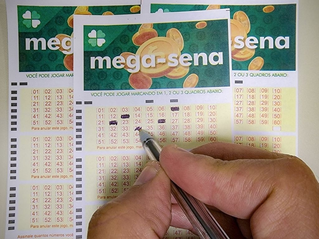 R$ 130 milhões na Mega-Sena: veja quanto rendem na poupança e no Tesouro Foto: Rafa Neddermeyer/Agência Brasil