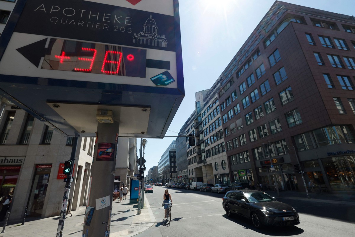 Onda de calor na Europa se move em direção à Alemanha, que pode registrar 40°C; termômetro de rua em Berlim registra 38°C (Foto: Odd Andersen/AFP)