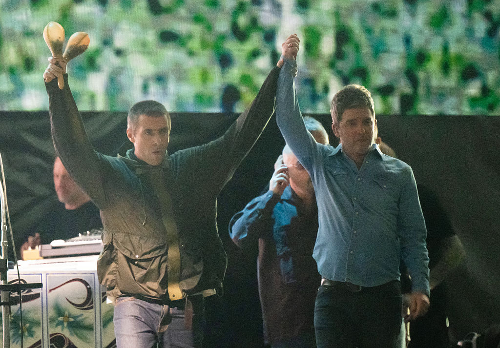 Fotógrafos europeus se revoltam contra exigências do Oasis em turnê Liam e Noel Gallagher juntos após o show de estreia da turnê mundial do Oasis (Foto: Samir Hussein/Getty Images)
