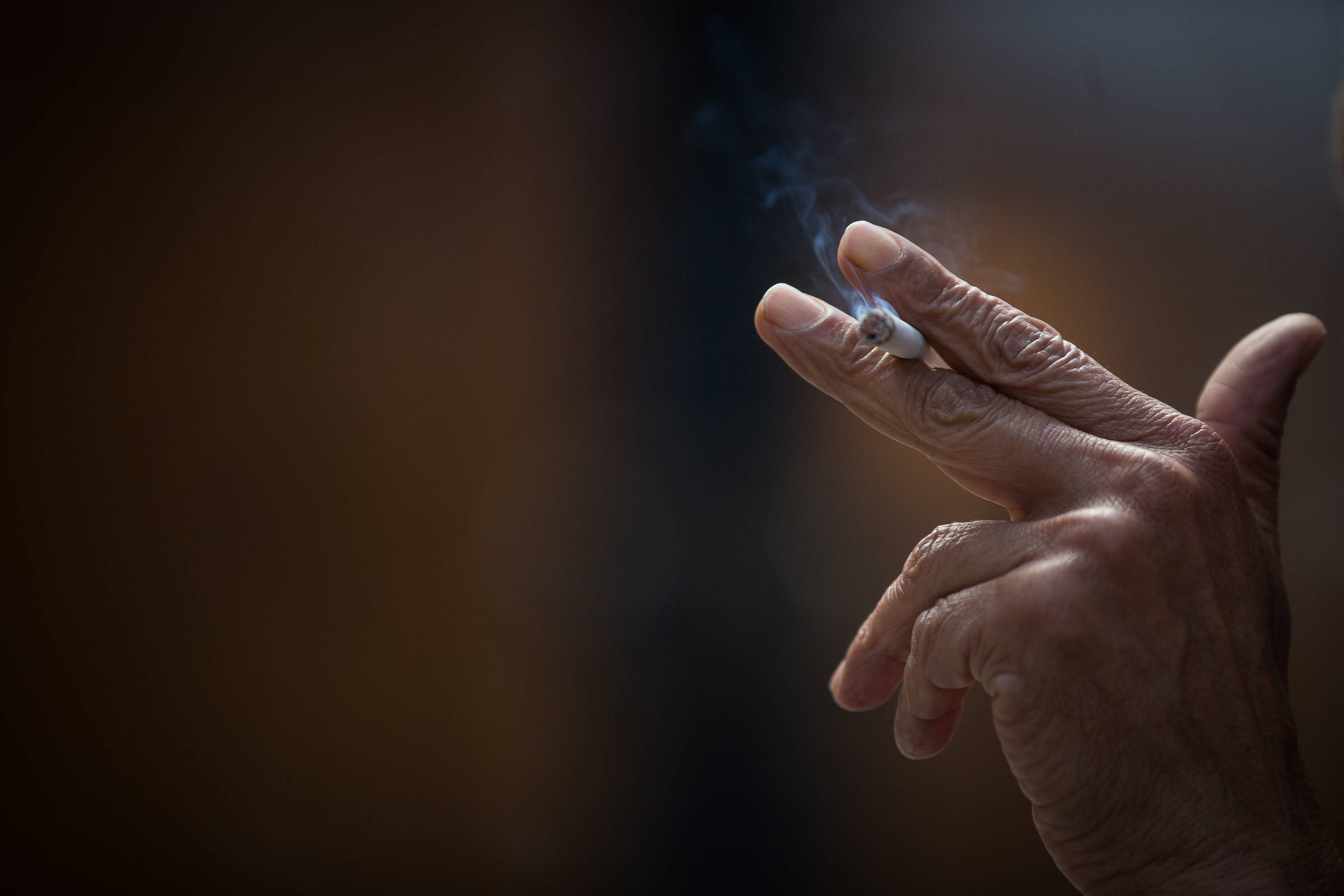 Brasil pode economizar R$ 24,8 bilhões ao reduzir em 1% o tabagismo Lobby da indústria do tabaco é apontado como obstáculo para o controle do tabagismo (Foto: Zanone Fraissat/Folhapress)