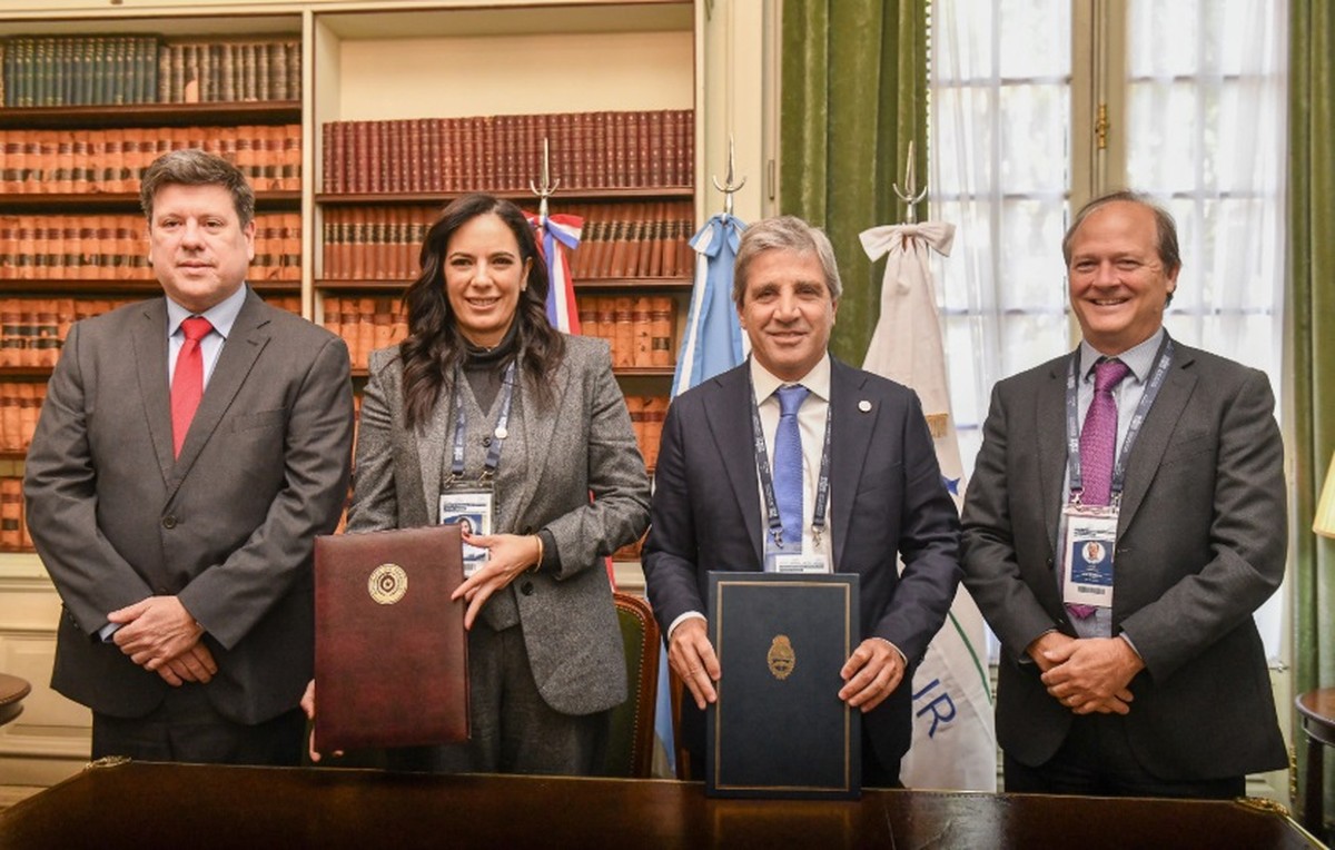 Paraguai e Argentina assinam acordo para gasoduto que levará gás ao Brasil Assinatura de acordo entre os governos de Argentina e Paraguai para avaliar a construção de um gasoduto entre Vaca Muerta, na Argentina, e os mercados paraguaio e brasileiro (Foto: Divulgação/Ministério de Obras Públicas do Paraguai)