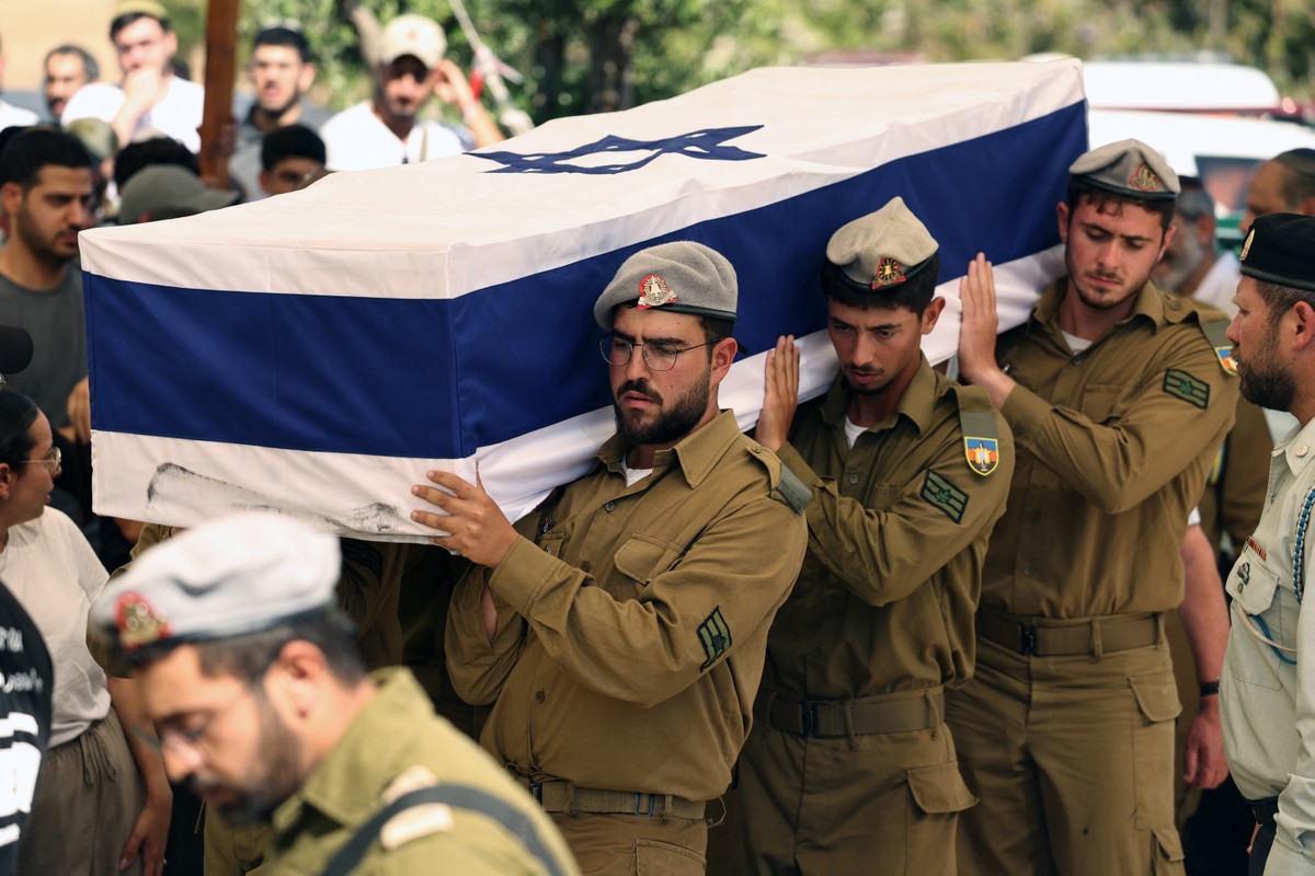 Sete soldados israelenses são mortos em explosão na Faixa de Gaza Soldados israelenses carregam caixão de militar morto nas explosões (Foto: FADEL SENNA / AFP)