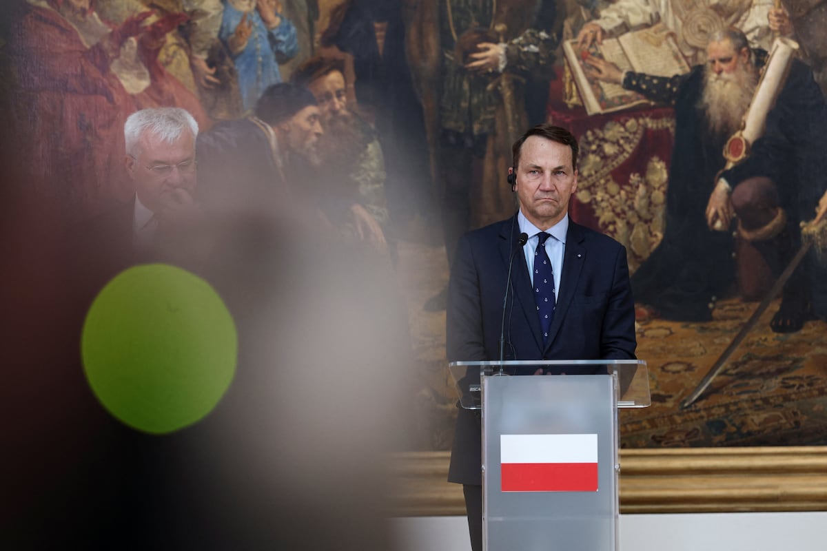 Ministros da Polônia e Hungria discutem relação de Budapeste com a Rússia Ministro das Relações Exteriores da Polônia, Radoslaw Sikorski, na quarta-feira em uma coletiva de imprensa em Lublin. (Foto: Kuba Stezycki/REUTERS)