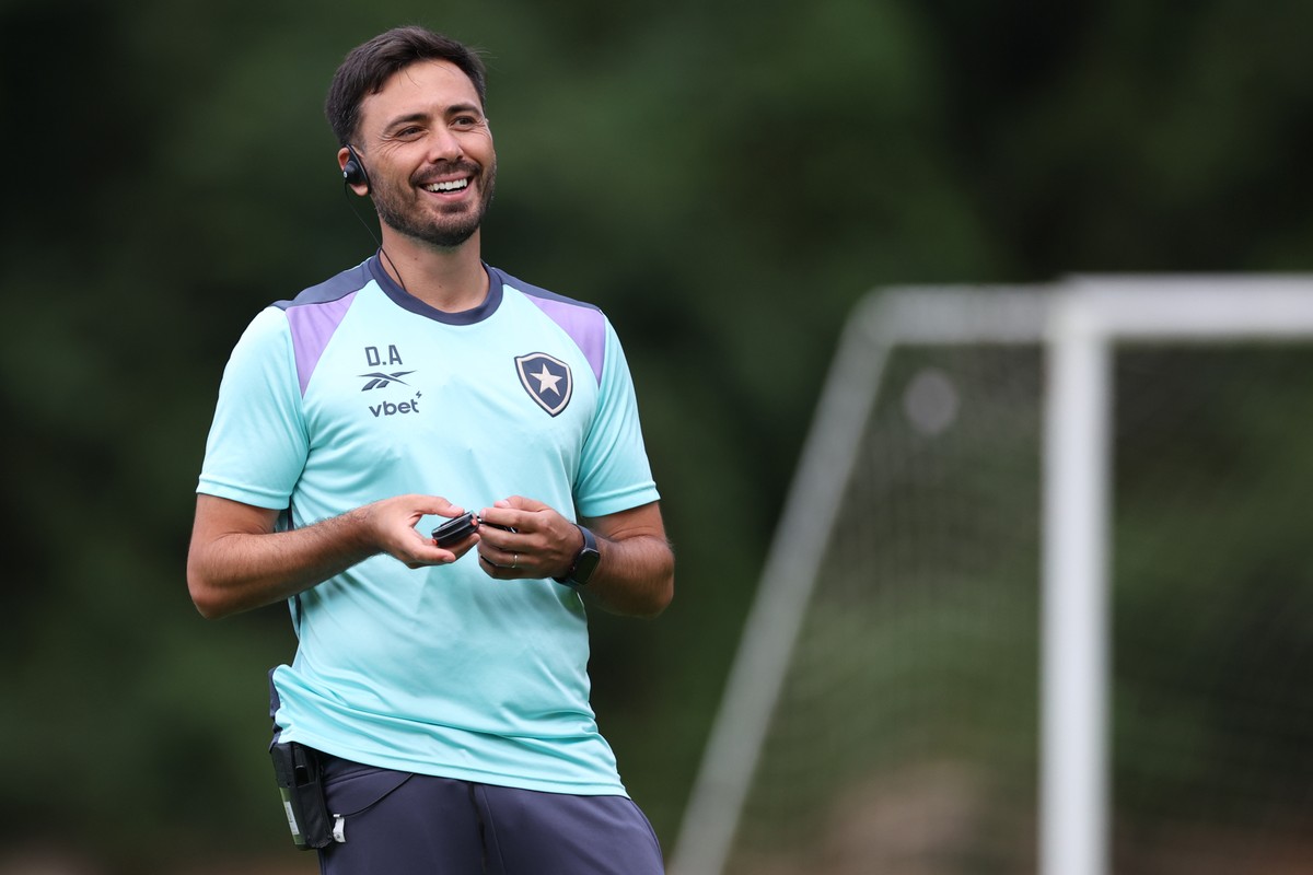 Davide Ancelotti comandou três atividades sob o comando do Botafogo (Foto: Vitor Silva/Botafogo)
