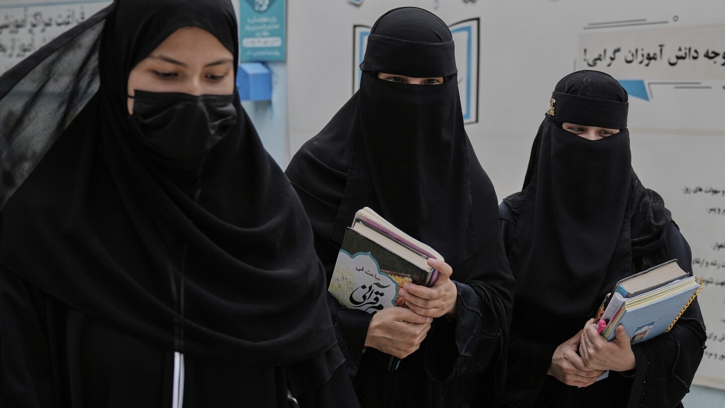 Meninas afegãs caminham pelo pátio de um centro de educação religiosa em Cabul, Afeganistão, na quarta-feira, 28 de maio de 2025. (Foto: AP Photo/Ebrahim Noroozi)