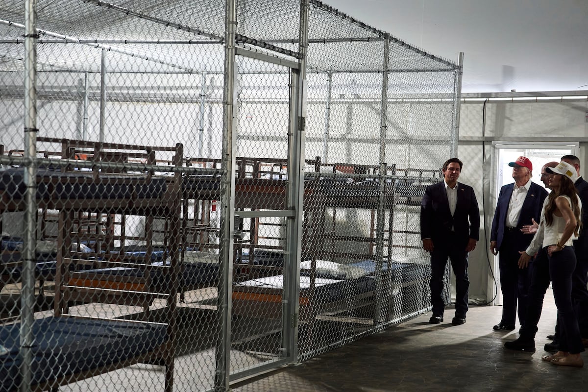 Detentos relatam falta de água e alimentação inadequada em Alcatraz de jacarés Interior de Alligator Alcatraz. (Foto: Evan Vucci/AP)