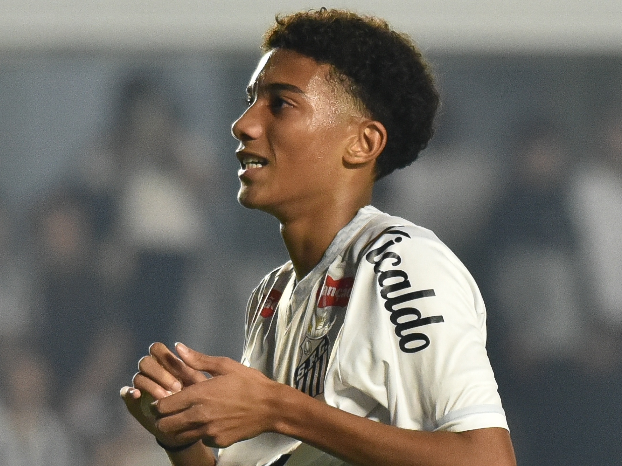 Robinho Jr. surpreende e altera estratégias de Cléber Xavier no Santos Ideia da diretoria era não pular etapas com garoto, mas maturidade convenceu diretoria (Foto: Jota Erre/AGIF)