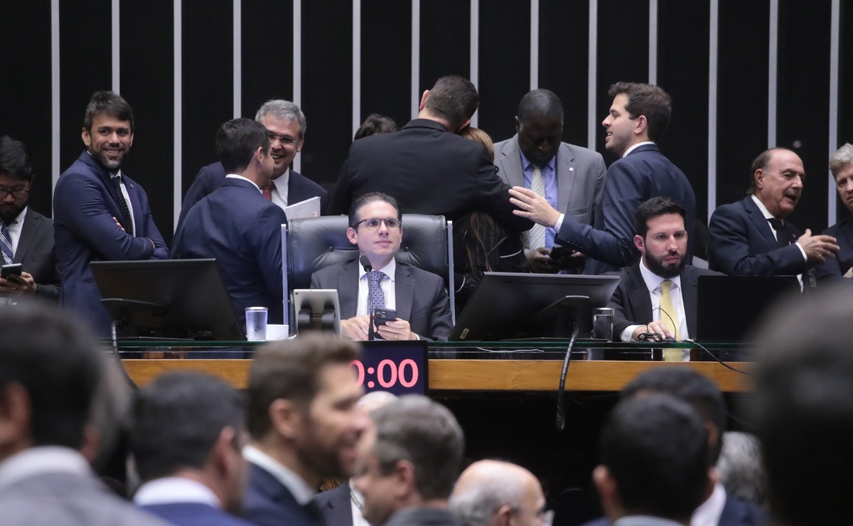 Fim de uma era: mudanças significativas à vista no cenário atual Hugo Motta durante sessão que votou urgência para derrubar decreto do IOF (Foto: Bruno Spada/Câmara dos Deputados)