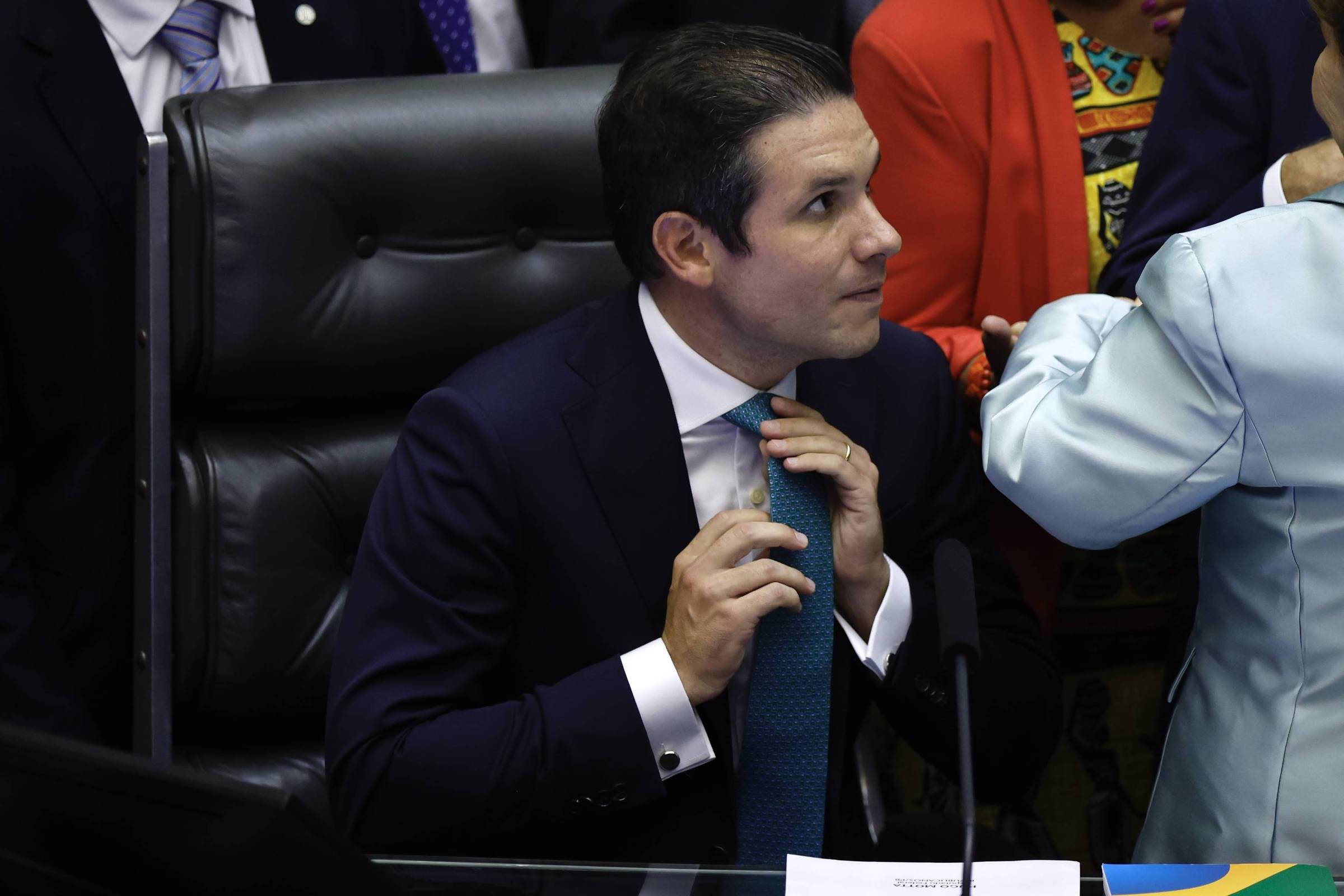 Câmara registra gasto recorde de R$ 1 bi com funcionários sem controle de presença Presidente da Câmara, Hugo Motta (Republicanos-PB), durante sessão plenária (Foto: Pedro Ladeira - 1.fev.25/Folhapress)