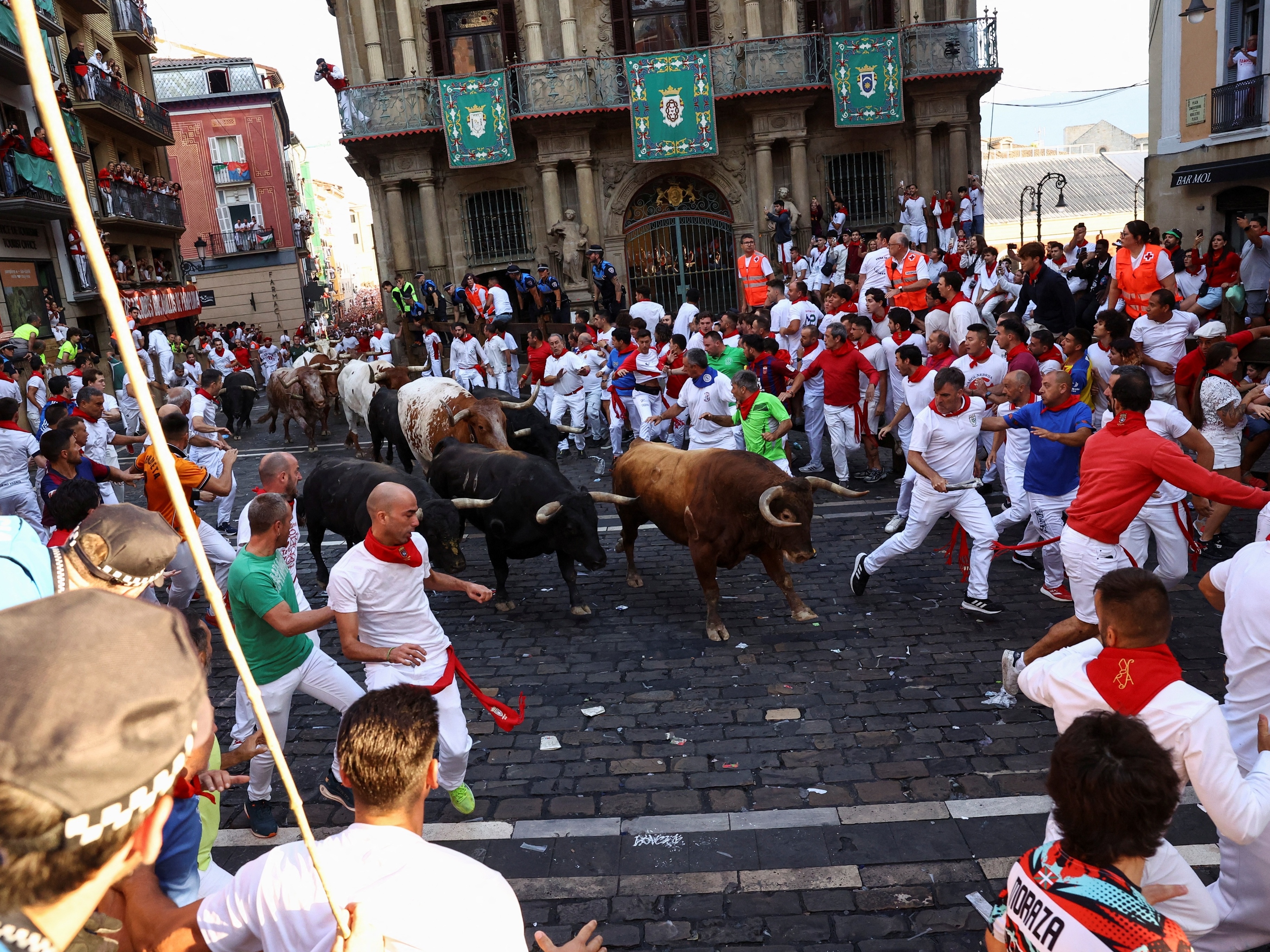 Homem é ferido e outros sete ficam machucados em corrida de touros na Espanha Homem é ferido e outros sete ficam machucados em corrida de touros na Espanha