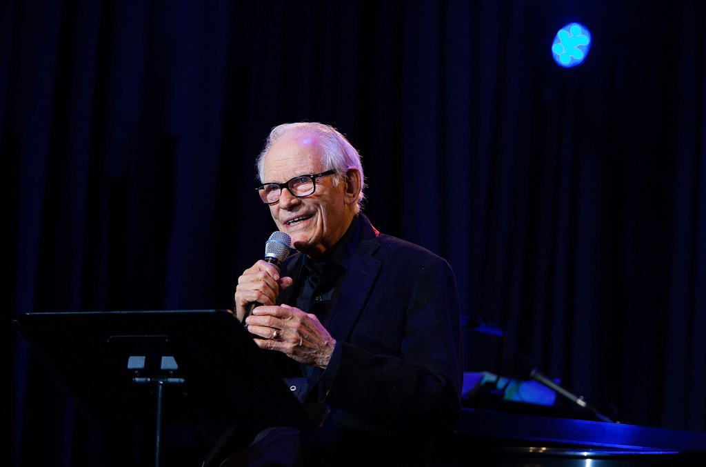 Artistas celebram o centenário do letrista Alan Bergman em grande estilo Alan Bergman, letrista, completa 100 anos em 11 de setembro. Amigos e admiradores farão uma apresentação em sua homenagem naquela noite no The Broad Stage em Santa Monica, Califórnia. (Foto: Reprodução)