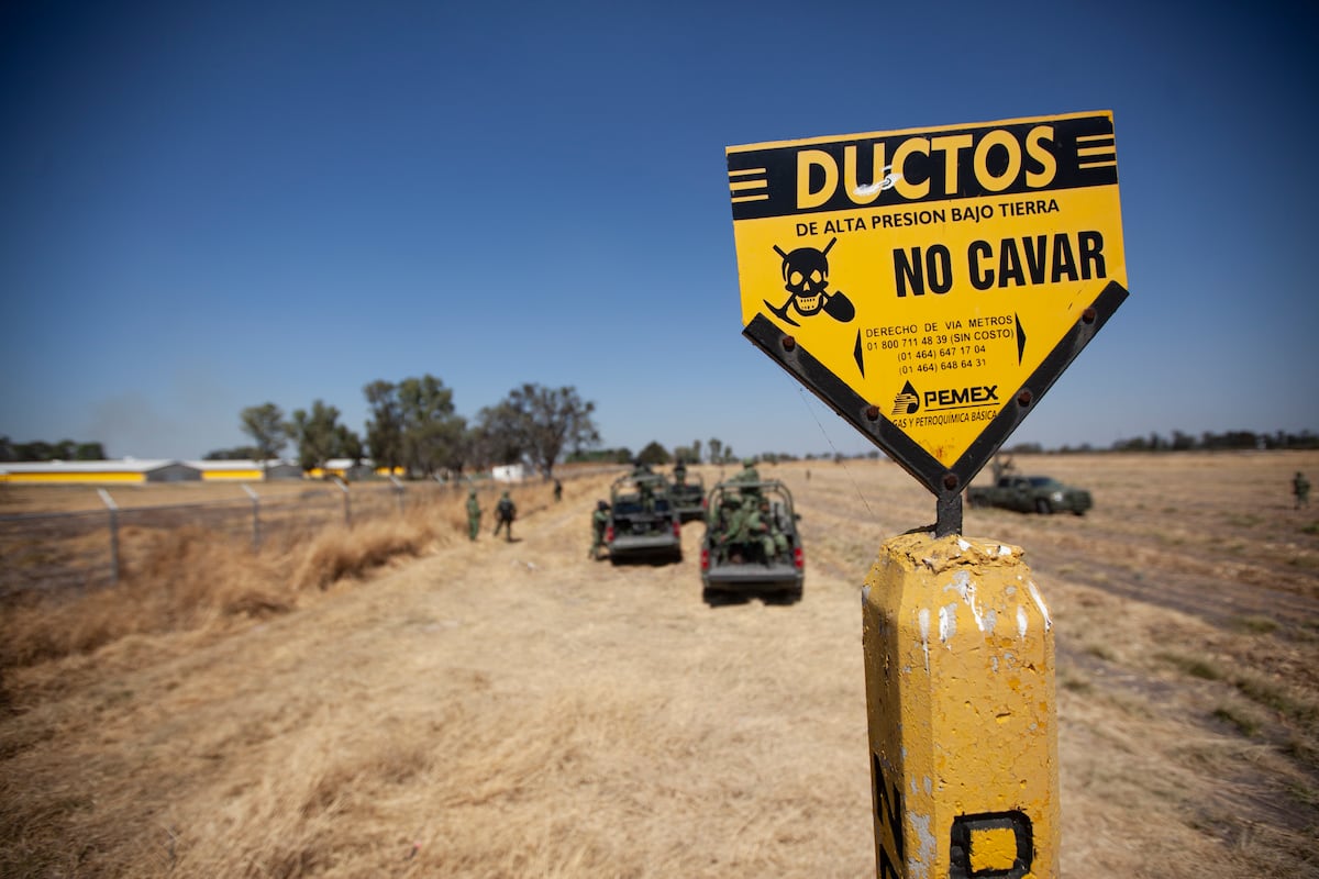 Roubos de combustível se tornam prioridade na luta contra a criminalidade no México Operativo militar para resguardar tomas clandestinas, no trecho Celaya, Guanajuato, em 2019. (Foto: Mónica González (EL PAÍS))