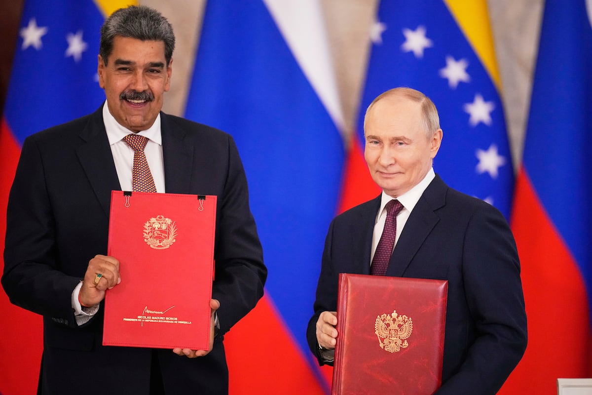 Venezuela inaugura primeira fábrica de munições de Kaláshnikov na América após 20 anos Nicolás Maduro e Vladímir Putin, durante um encontro em maio. (Foto: Alexander Zemlianichenko/AP)