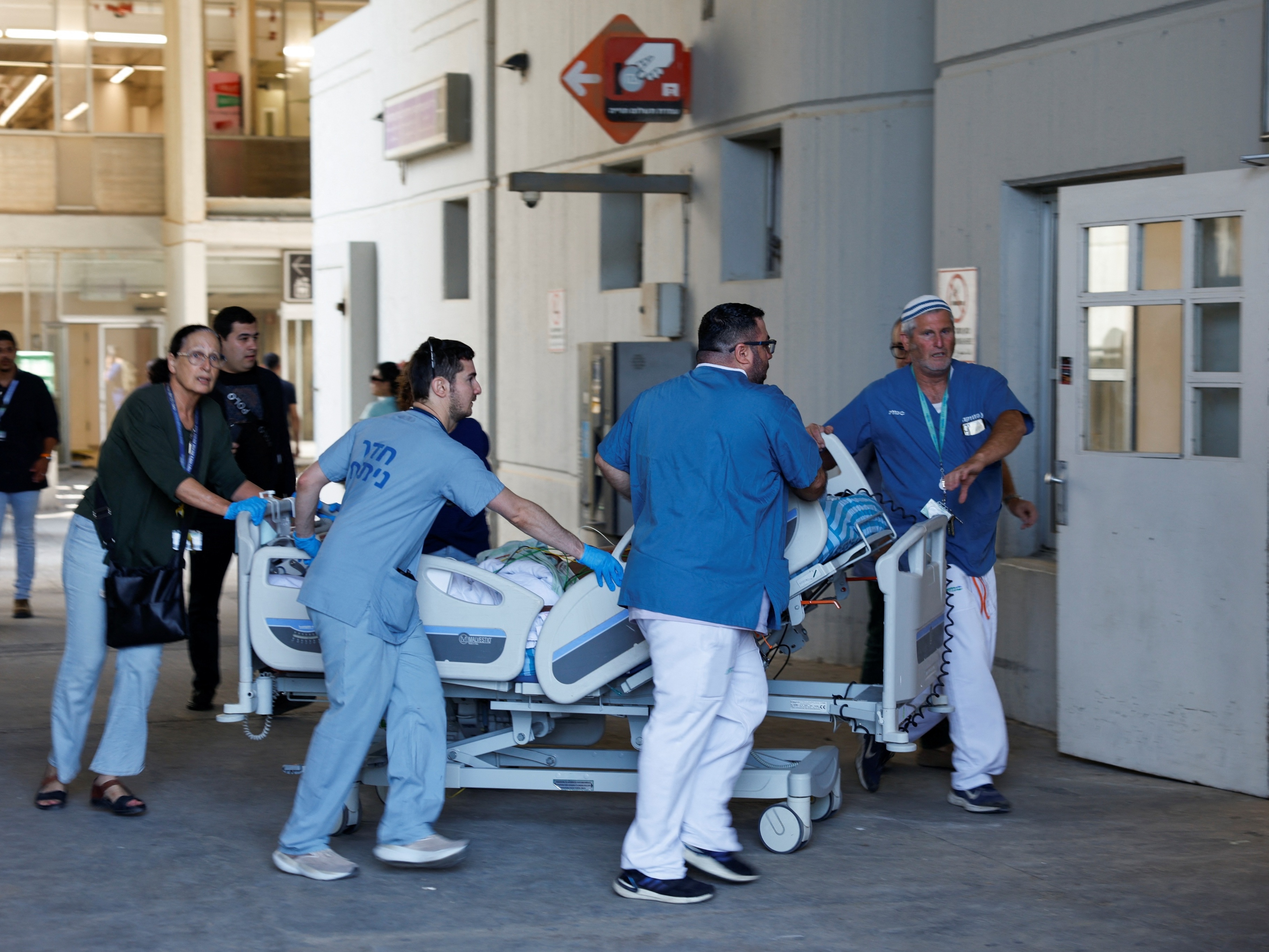 Hospital israelense transfere pacientes para subsolo antes de ataque com míssil Equipe médica trabalha no Soroka Medical Center, em Beersheba, no sul de Israel, após local ser atingido por míssil do Irã (Foto: Amir Cohen/Reuters)