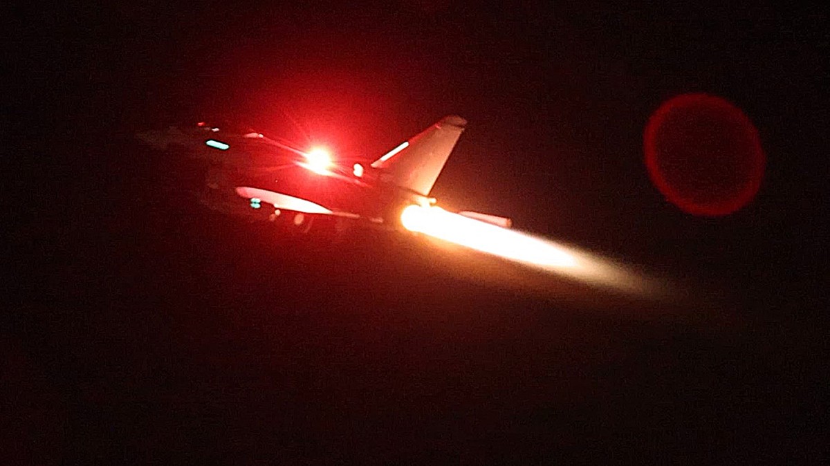 Israel derruba míssil disparado do Iêmen, informa exército nesta quinta-feira Caça da Real Força Aérea do Reino Unido participa de bombardeio contra o Iêmen — Foto: Em um comunicado conjunto assinado por dez países após os bombardeios ao Iêmen, o ataque foi descrito como uma "ação defensiva", para dissuadir o grupo rebelde a interromper os ataques a navios no Mar Vermelho — rota por onde passa cerca de 12% do comércio marítimo mundial. O presidente americano, Joe Biden, descreveu o objetivo da missão como sendo "desanuviar as tensões e restaurar a estabilidade" na região. (Foto: Reprodução)