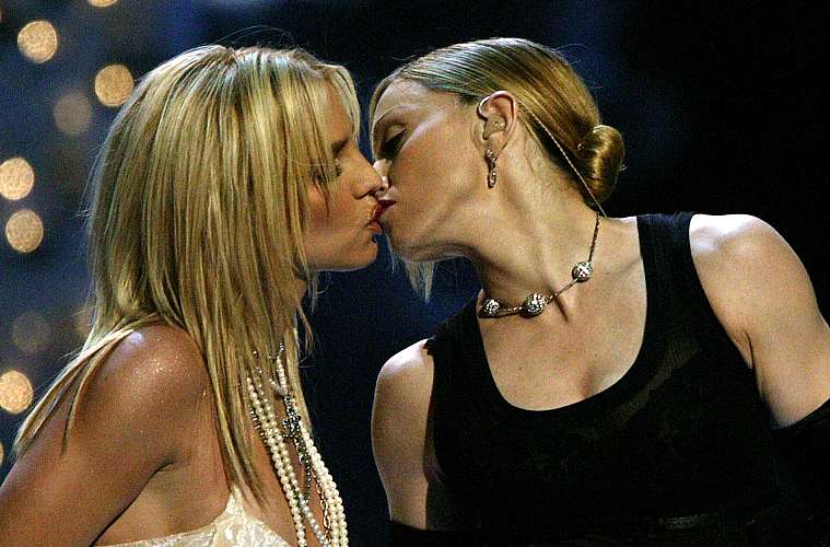 Madonna expressa seu carinho por Britney Spears em gesto emocionante Britney Spears e Madonna em 2003, no MTV Vídeo Music Awards: beijo na boca e juras de amor eterno (Foto: VEJA.com/Getty Images)