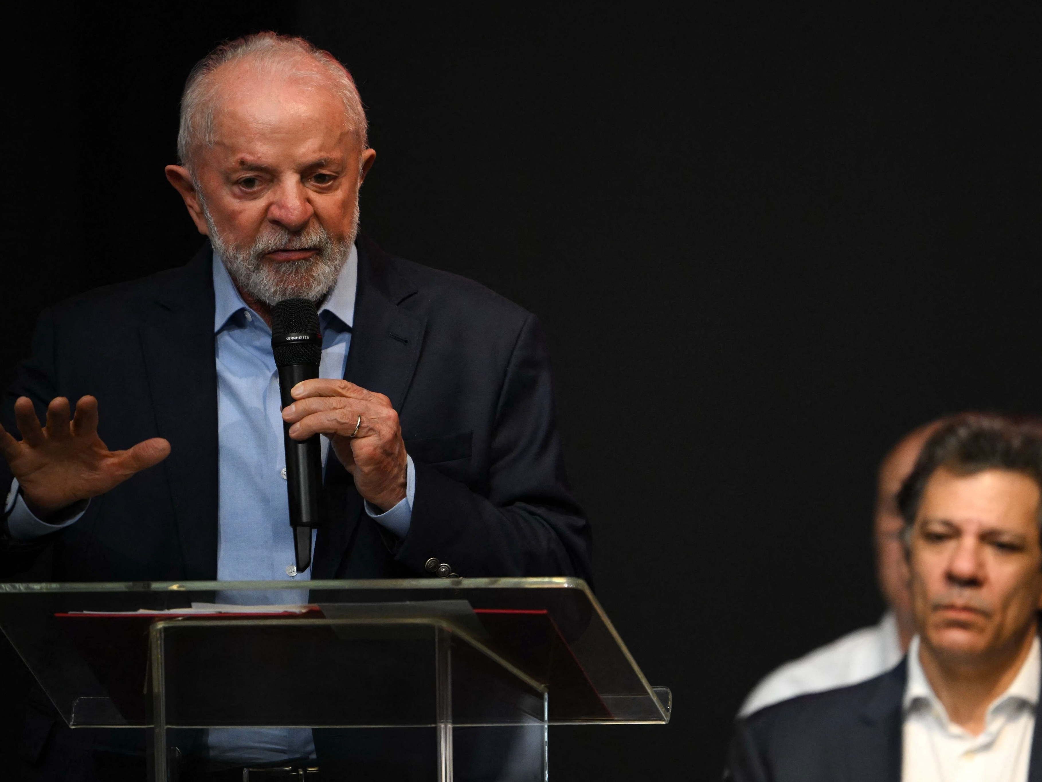 Presidente Lula (PT) e o ministro da Fazenda, Fernando Haddad, em evento da fábrica da Nissan, em Resende (RJ) (Foto: Mauro Pimentel/AFP)