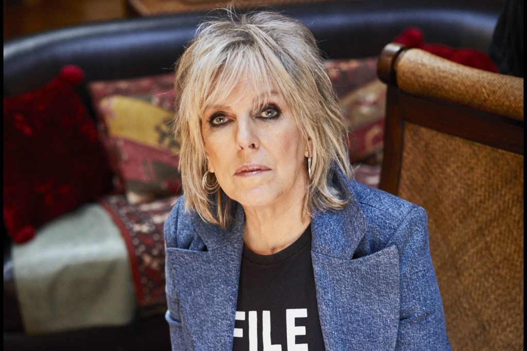 Lucinda Williams inaugura bar de honky-tonk em Nova York com um toque especial Lucinda Williams está prestes a abrir um bar honky-tonk na cidade de Nova York. (Foto: Reprodução)