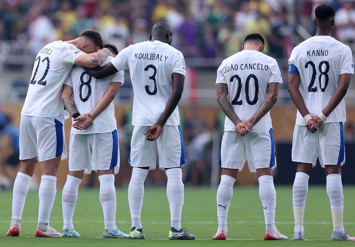 Fluminense e Al-Hilal fazem um minuto de silêncio em homenagem a jogadores falecidos João Cancelo e Rúben Neves se emocionam durante minuto de silêncio em homenagem aos irmãos Diogo Jota e André Silva (Foto: Megan Briggs / GETTY IMAGES NORTH AMERICA / Getty Images via AFP)