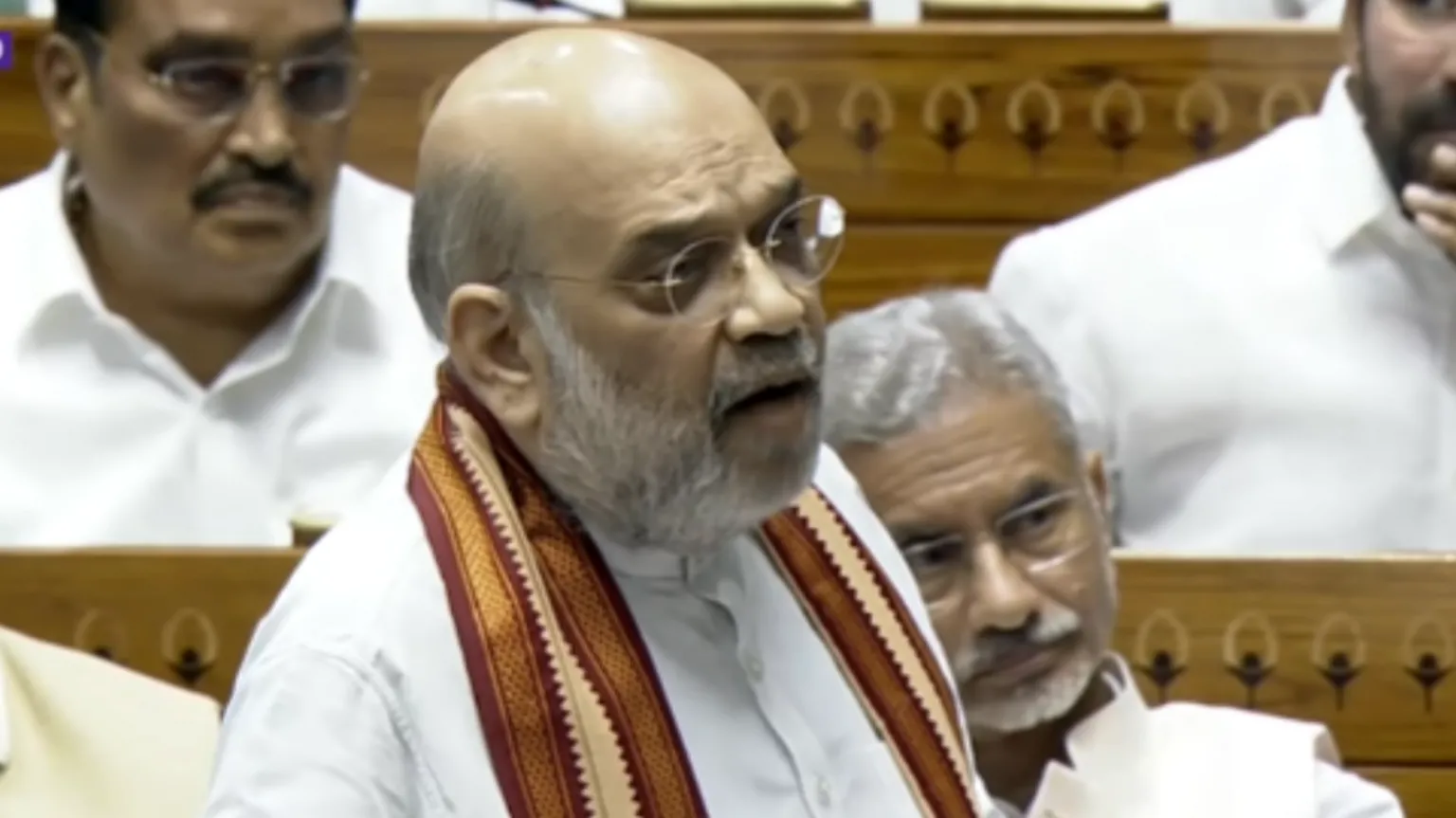 Índia elimina militantes responsáveis pela morte de turistas em Caxemira O Ministro do Interior, Amit Shah, discursou na câmara baixa do parlamento indiano na terça-feira. (Foto: Sansad TV/ANI)