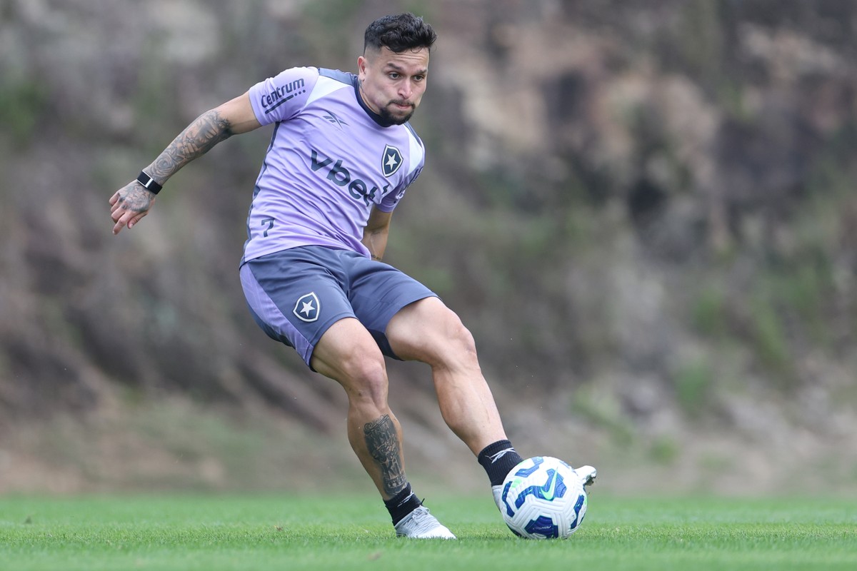 Artur é dúvida para o confronto do Botafogo contra o Corinthians após exames cardíacos Atacante sentiu dores no peito ao longo da última quarta-feira, mas participou das atividades desta quinta (Foto: Vítor Silva / Botafogo)