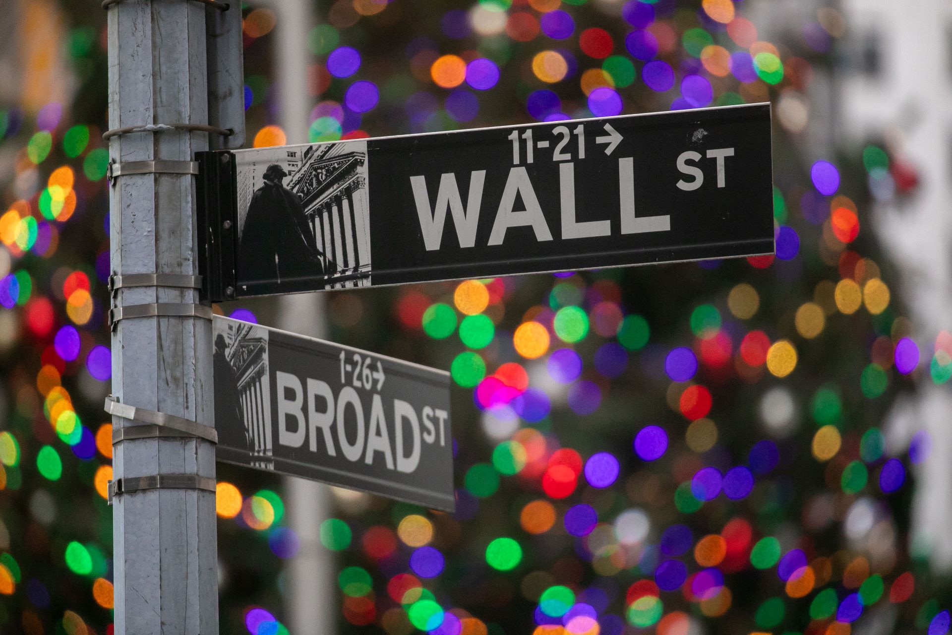 Mercados internacionais caem com aumento de tarifas de Trump e expectativa do payroll Wall Street dá início ao período do “Rali do Papai Noel”. (Foto: Bloomberg)