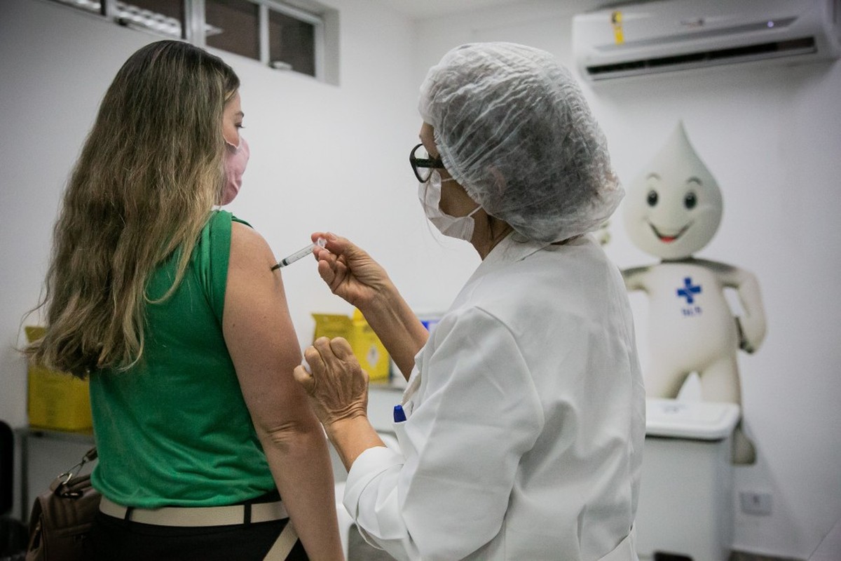 Nova variante da Covid-19, XFG, é identificada no Rio com 46 casos leves confirmados Vacinação contra a Covid-19 é fundamental para evitar o agravamento de casos da doença (Foto: Rebecca Alves / O Globo / Arquivo)