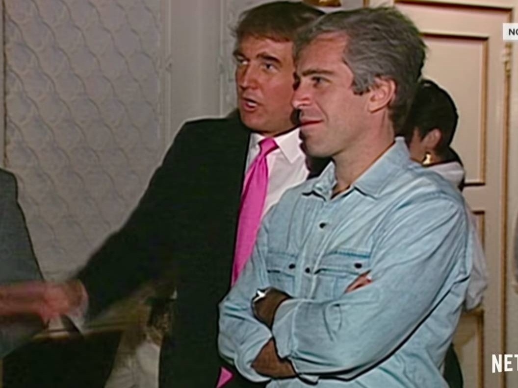 Trump é notificado sobre seu nome em arquivos de Jeffrey Epstein, diz jornal Donald Trump e Jeffrey Epstein em 1992 durante festa na mansão do então empresário e atual presidente dos Estados Unidos (Foto: Reprodução/Netflix)