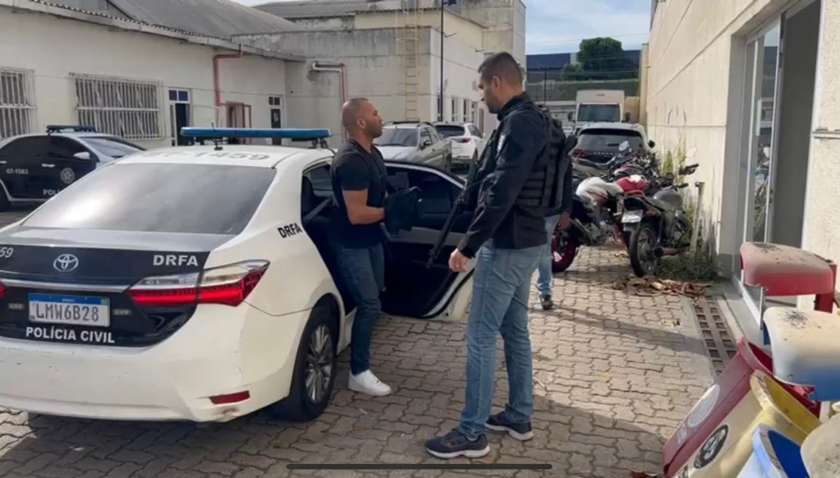 Rafael Pulgão salta de uma viatura na Cidade da Polícia (Foto: Reprodução)