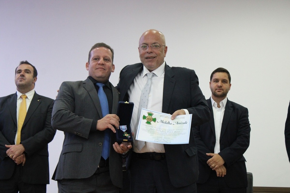 TJRJ decide punir juiz Juarez Costa com aposentadoria compulsória por unanimidade Juarez Costa, o juiz, recebe homenagem na Polícia Civil (Foto: Reprodução)