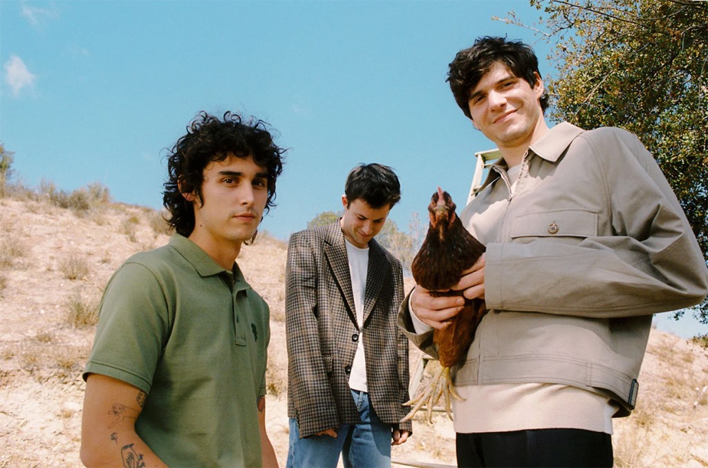 Wallows comentam saída de Morrissey durante show e chamam de 'história perfeita' Wallows participou do podcast 'Therapuss' de Jake Shane para falar sobre a formação inicial e a surpreendente aparição de Morrissey em um de seus shows. (Foto: Reprodução)