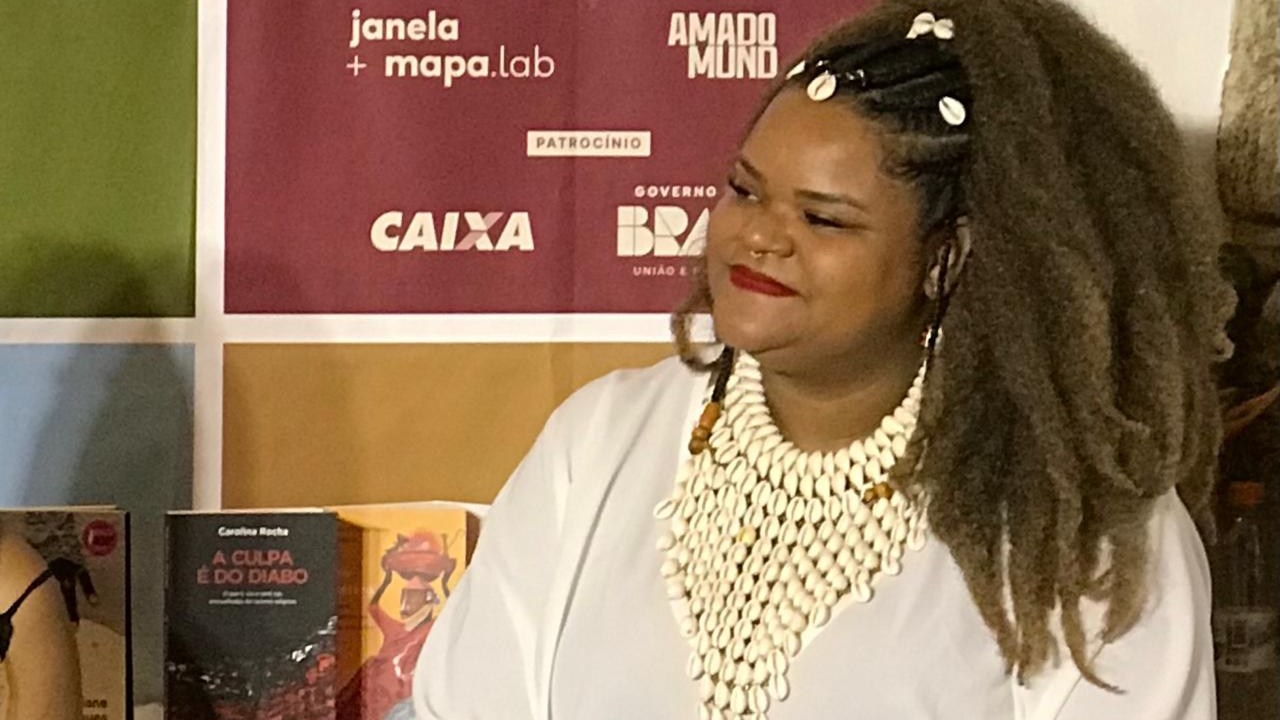 Carolina Rocha, também conhecida como Dandara Suburbana, na Flip 2025 (Foto: Libário Nogueira/VEJA)